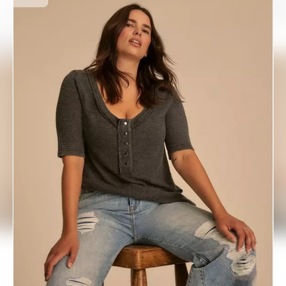 💥Sale💥NWOT Torrid's Festi Relaxed Henley - Picture 2 of 4